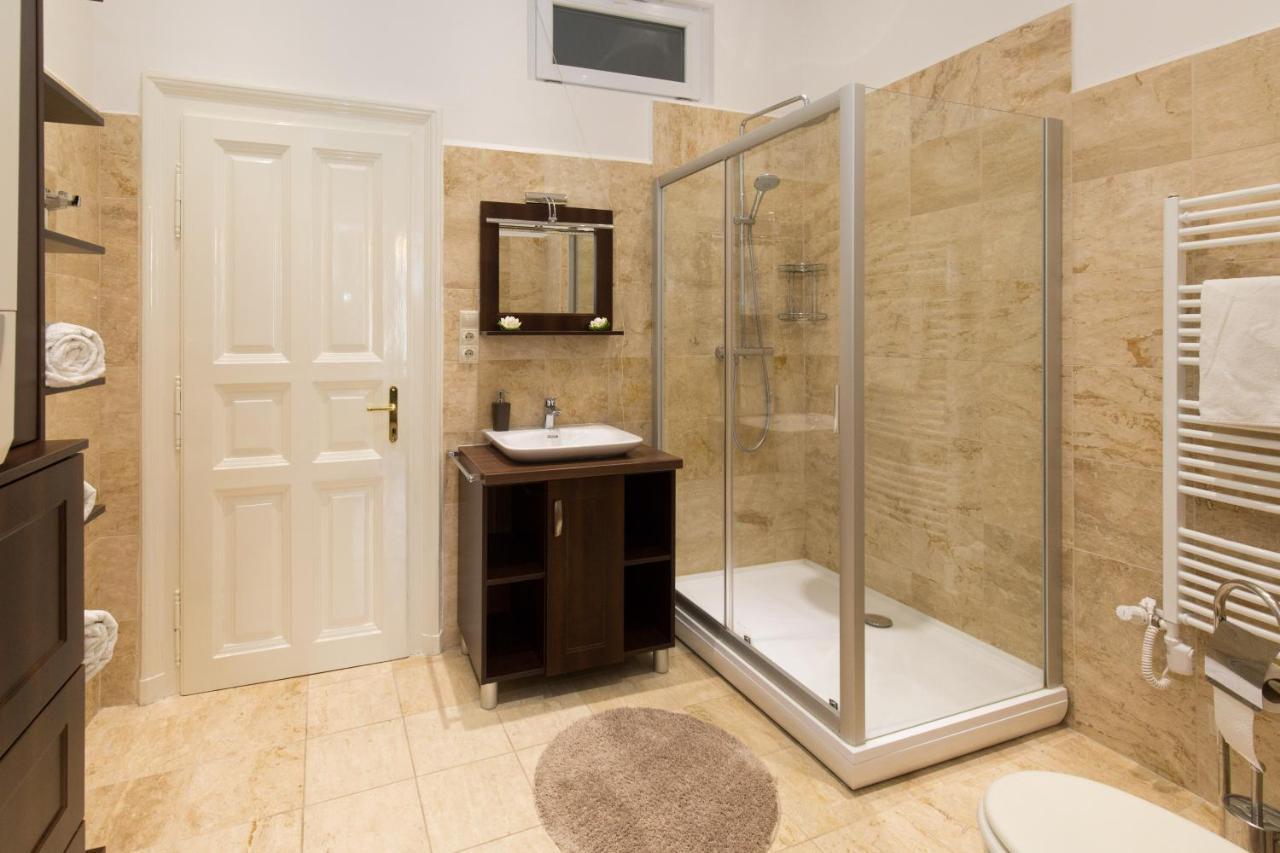 Elegant Apartment With Buda Castle View Budapest Exterior photo